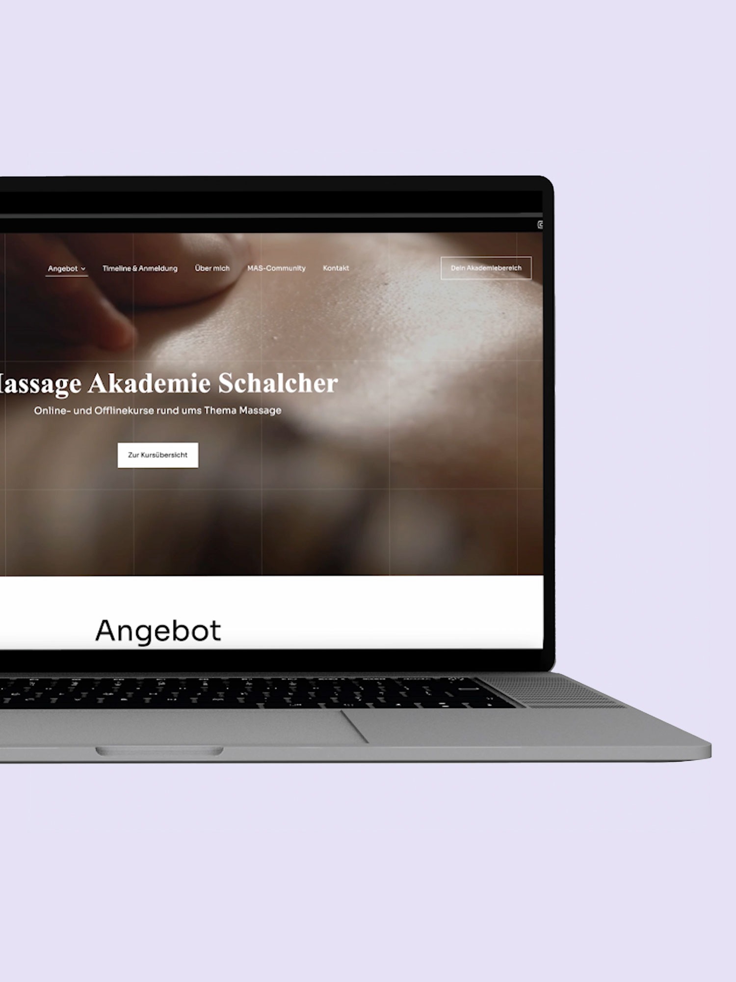 Computer, der Webseite einer Massage Akademie zeigt